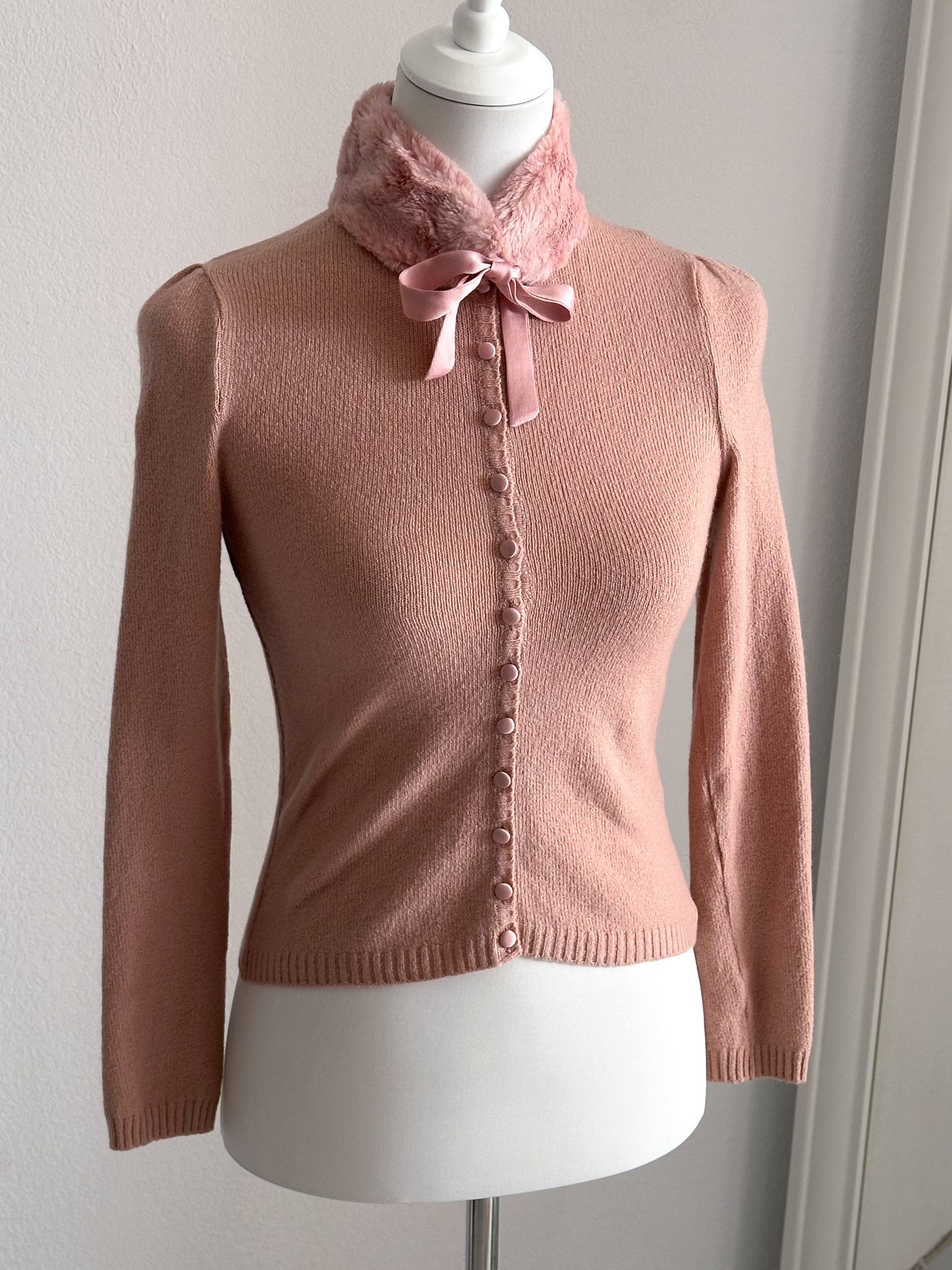 Gilet boutons court cachemire vieux rose collector coquette à col fourrure & noeud "Blumarine" y2k Japan